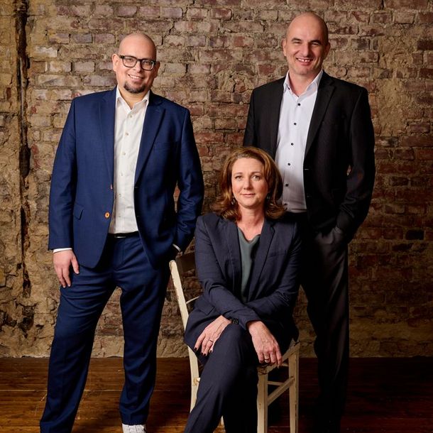Photography of the three managing directors of Dorsch Impact: Juan Neidhardt, Frauke Goldmann and Zihni Erençin.