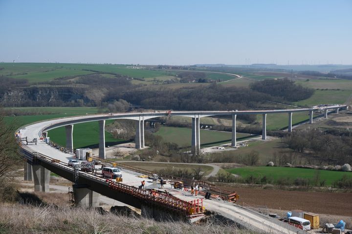 Overall view of the Saale Valley bridge near Bad Kösen during construction, with work taking place on the deck